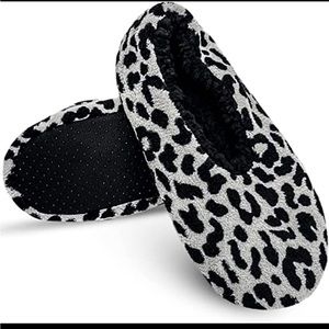Isaac Mizrahi Sherpa Slippers | Grey Leopard